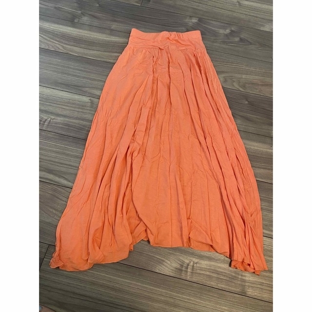 未使用サーモンピンクのロングスカート レディースのスカート(ロングスカート)の商品写真