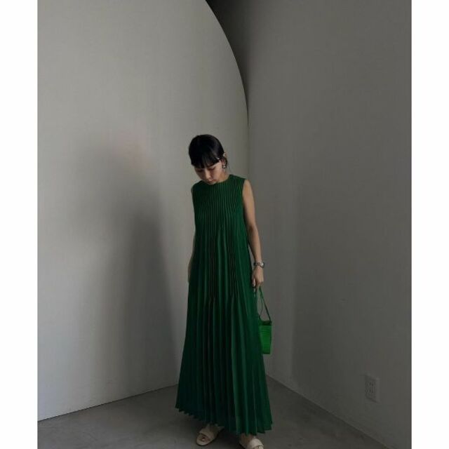 Ameri VINTAGE(アメリヴィンテージ)のAMERI  SPUN ORGANDY PLEATS DRESS レディースのワンピース(ロングワンピース/マキシワンピース)の商品写真