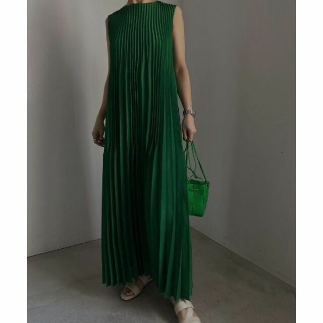 Ameri VINTAGE(アメリヴィンテージ)のAMERI  SPUN ORGANDY PLEATS DRESS レディースのワンピース(ロングワンピース/マキシワンピース)の商品写真