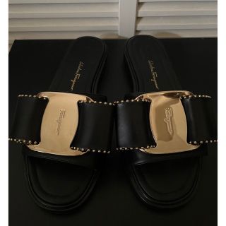 サルヴァトーレフェラガモ(Salvatore Ferragamo)の美品◆サルヴァトーレフェラガモ◆ヴァラスタッズフラットサンダル◆7D◆ブラック黒(サンダル)