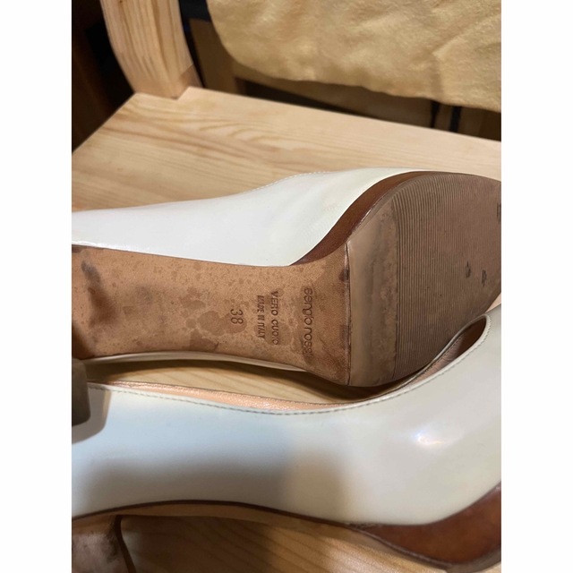 セルジオロッシ　ホワイトパンプス　25㎝　38 レディースの靴/シューズ(ハイヒール/パンプス)の商品写真