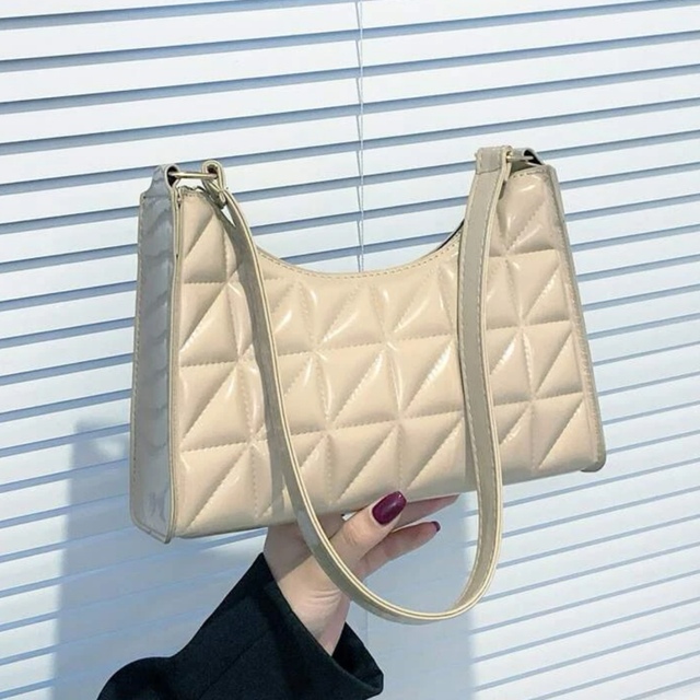 幾何学的　エンボス　バゲットバッグ レディースのバッグ(ハンドバッグ)の商品写真