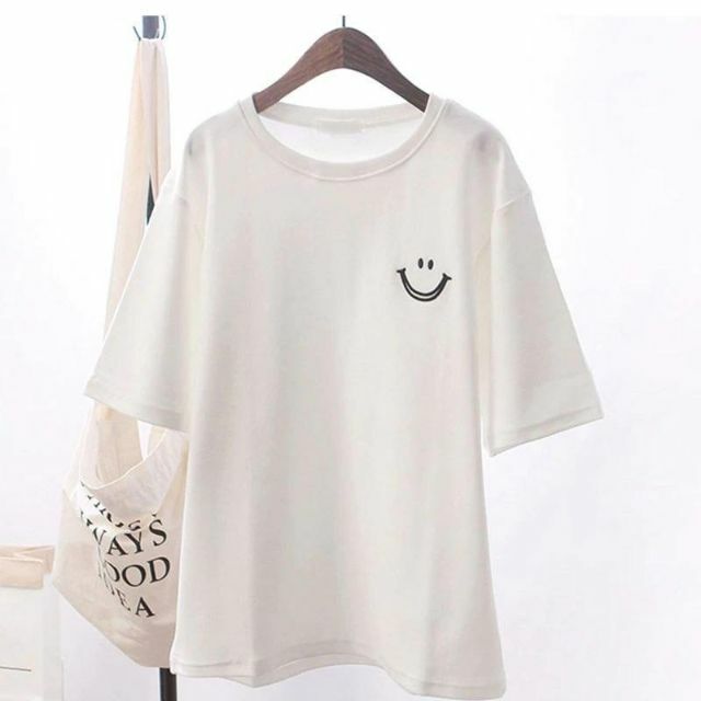 ホワイト　XL　スマイルプリントTシャツ　半袖　ゆるTシャツ レディースのトップス(Tシャツ(半袖/袖なし))の商品写真