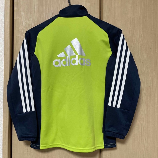 adidas(アディダス)の美品　アディダスのジャージ　140    男女兼用 キッズ/ベビー/マタニティのキッズ服男の子用(90cm~)(ジャケット/上着)の商品写真