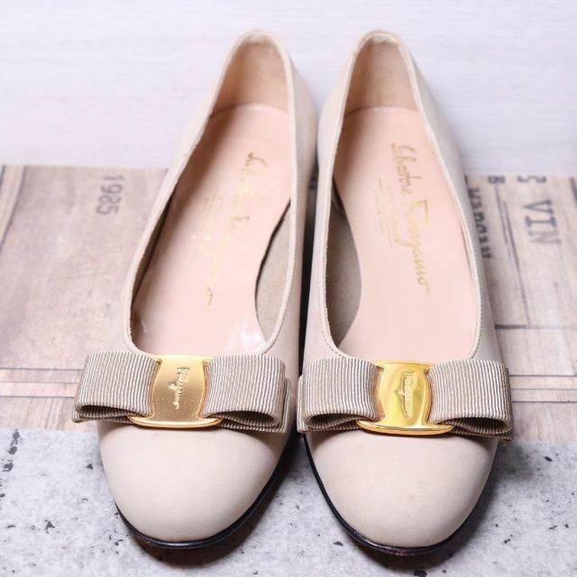 【極美品】Salvatore Ferragamo 22 ヌバック パンプス