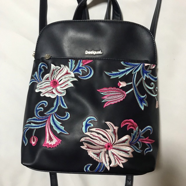 極美品　desigual デシグアル　レザー　パッチワーク　リュック 総柄