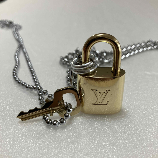 LOUIS VUITTON(ルイヴィトン)のLOUISVUITTONパドロック カデナ 南京錠 鍵有り  ナンバー 323 メンズのアクセサリー(ネックレス)の商品写真