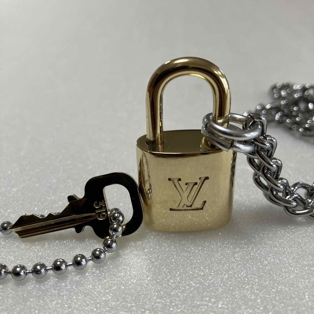LOUIS VUITTON(ルイヴィトン)のLOUISVUITTONパドロック カデナ 南京錠 鍵有り  ナンバー 319 メンズのアクセサリー(ネックレス)の商品写真