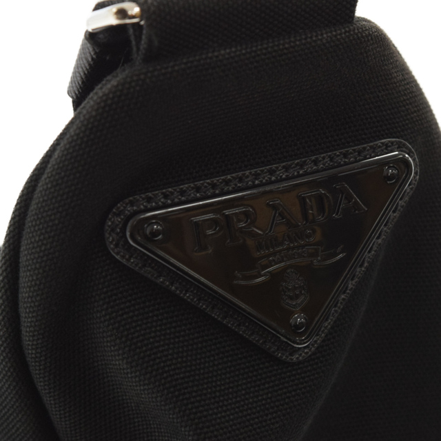 PRADA(プラダ)のPRADA プラダ 22SS トライアングルキャンバスショルダーバッグ 2VY007 ブラック メンズのバッグ(ショルダーバッグ)の商品写真