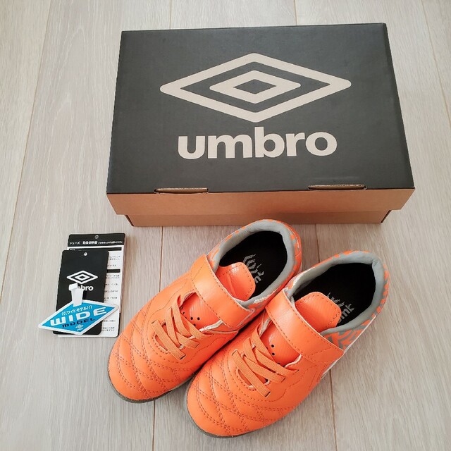 UMBRO(アンブロ)のアンブロ　サッカーシューズ　18.0cm スポーツ/アウトドアのサッカー/フットサル(シューズ)の商品写真