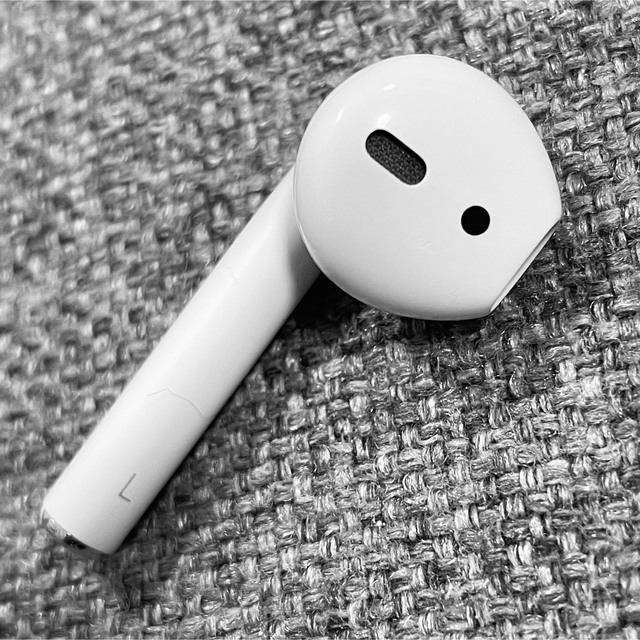 Apple(アップル)のApple AirPods 2世代　片耳 L 片方 左耳 941 スマホ/家電/カメラのオーディオ機器(ヘッドフォン/イヤフォン)の商品写真