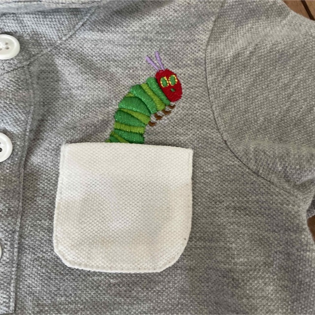 ERIC CARLE(エリックカール)のはらぺこあおむし　ポロシャツ　エリックカール　80cm グレー　刺繍　ベビー服 キッズ/ベビー/マタニティのベビー服(~85cm)(Ｔシャツ)の商品写真