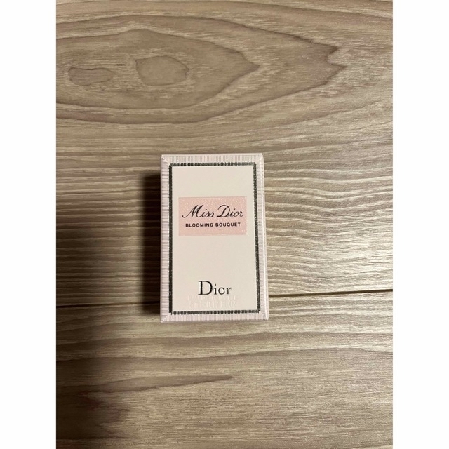 Dior(ディオール)のDIOR 銀座三越イベント限定　ホワイト　ポーチ　香水　ミスブルーミングブーケ レディースのファッション小物(ポーチ)の商品写真