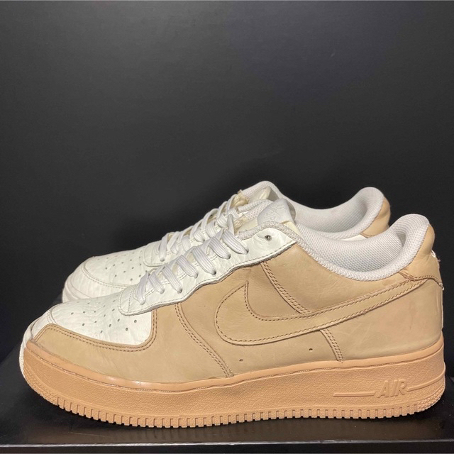 NIKE(ナイキ)のNIKE AIR FORCE 1 07 PREMIUM 陰陽 白 メンズの靴/シューズ(スニーカー)の商品写真