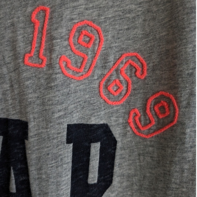 GAP(ギャップ)のGAP ギャップ　ロゴ&刺繡　半袖Tシャツ 杢グレー レディースのトップス(Tシャツ(半袖/袖なし))の商品写真