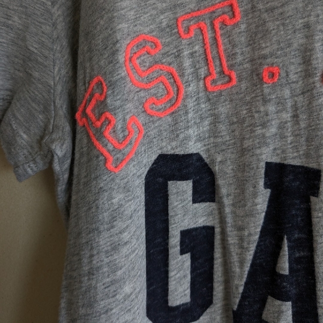 GAP(ギャップ)のGAP ギャップ　ロゴ&刺繡　半袖Tシャツ 杢グレー レディースのトップス(Tシャツ(半袖/袖なし))の商品写真