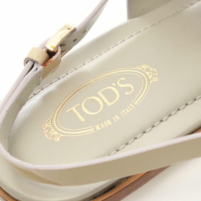 TOD'S(トッズ)の サンダル エナメルレザー レザー カーキベージュ ホワイト フリンジ レディースの靴/シューズ(サンダル)の商品写真