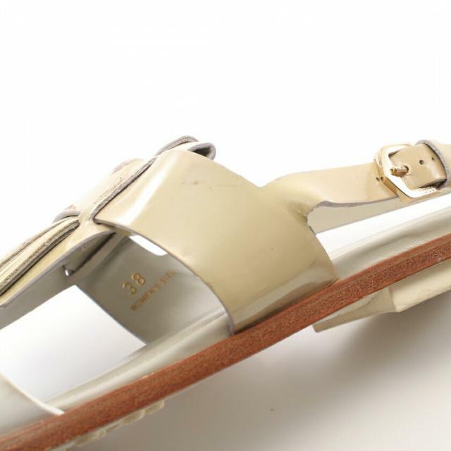 TOD'S(トッズ)の サンダル エナメルレザー レザー カーキベージュ ホワイト フリンジ レディースの靴/シューズ(サンダル)の商品写真