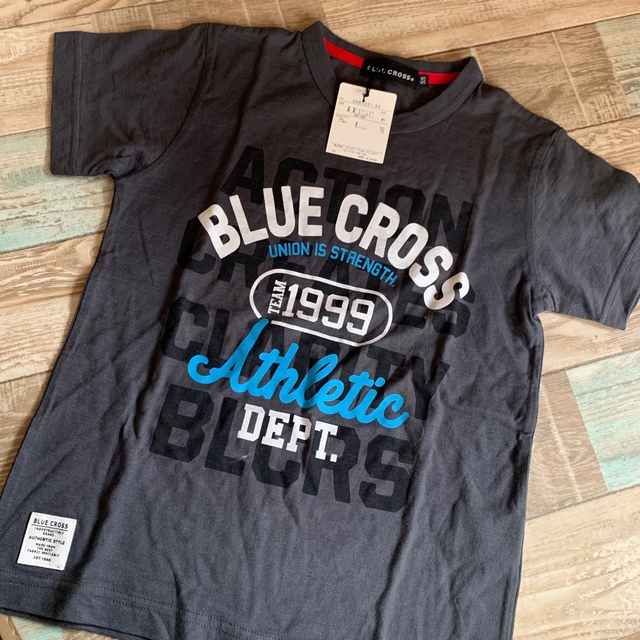 bluecross(ブルークロス)の新品タグ付き❗️bluecrossブルークロス ロゴTシャツ グレー　130 キッズ/ベビー/マタニティのキッズ服男の子用(90cm~)(Tシャツ/カットソー)の商品写真