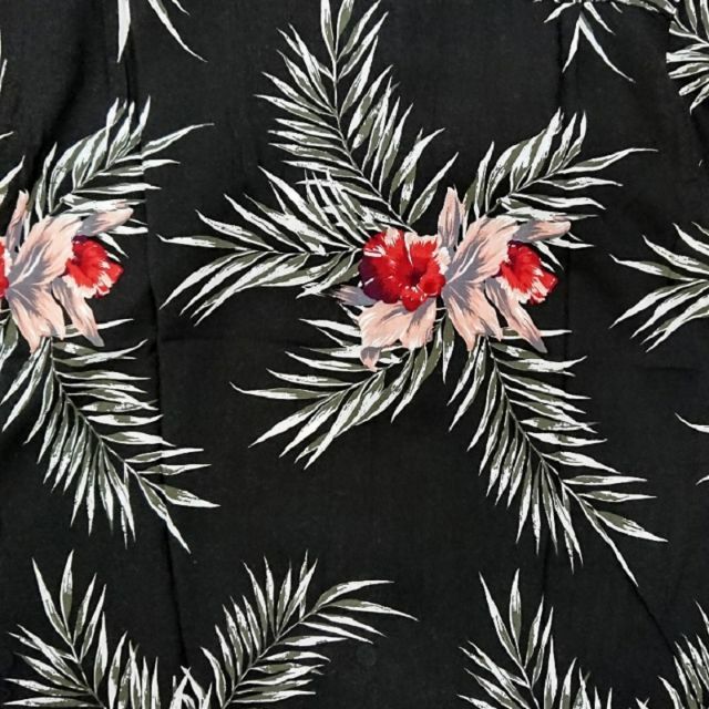 BARCEDOS(バルセドス)の新品　Ｍ　ブラック　レーヨン　アロハシャツ　ヤシ　花柄　プリント　半袖 メンズのトップス(シャツ)の商品写真
