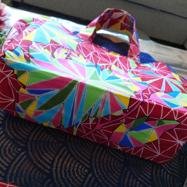 アフリカ布シリーズ　トートバッグ　大　ハンドメイド　幾何学カラフル　ポーチ付 ハンドメイドのファッション小物(バッグ)の商品写真