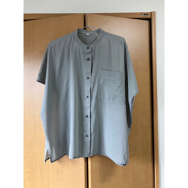 MUJI (無印良品)(ムジルシリョウヒン)の無印良品　シャツ　グレー　綿100% レディースのトップス(シャツ/ブラウス(半袖/袖なし))の商品写真