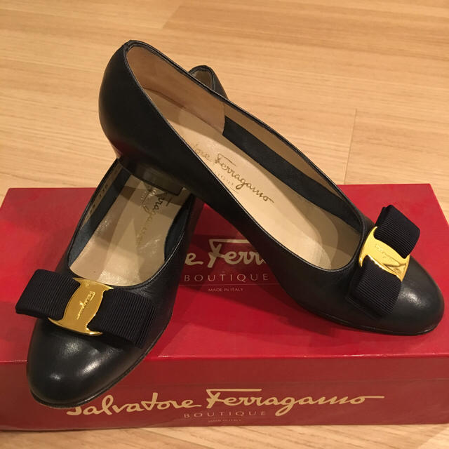 Salvatore Ferragamo(サルヴァトーレフェラガモ)のフェラガモ★ヴァラ ブラックパンプス♡ レディースの靴/シューズ(ハイヒール/パンプス)の商品写真