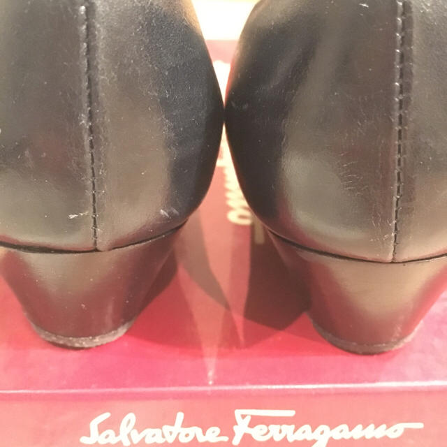 Salvatore Ferragamo(サルヴァトーレフェラガモ)のフェラガモ★ヴァラ ブラックパンプス♡ レディースの靴/シューズ(ハイヒール/パンプス)の商品写真