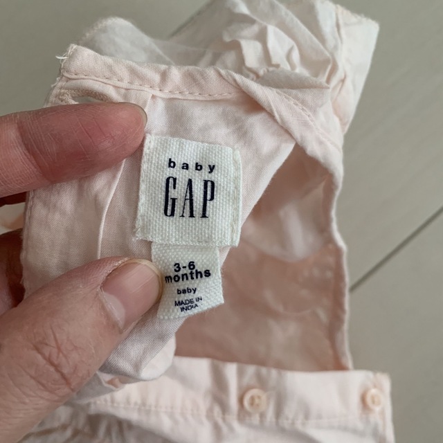 babyGAP(ベビーギャップ)のGAP フリルブラウス キッズ/ベビー/マタニティのベビー服(~85cm)(シャツ/カットソー)の商品写真