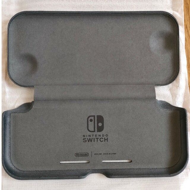 Nintendo Switch(ニンテンドースイッチ)のニンテンドースイッチライト　フリップカバー　画面保護シート　新品未使用　送料無料 エンタメ/ホビーのゲームソフト/ゲーム機本体(その他)の商品写真