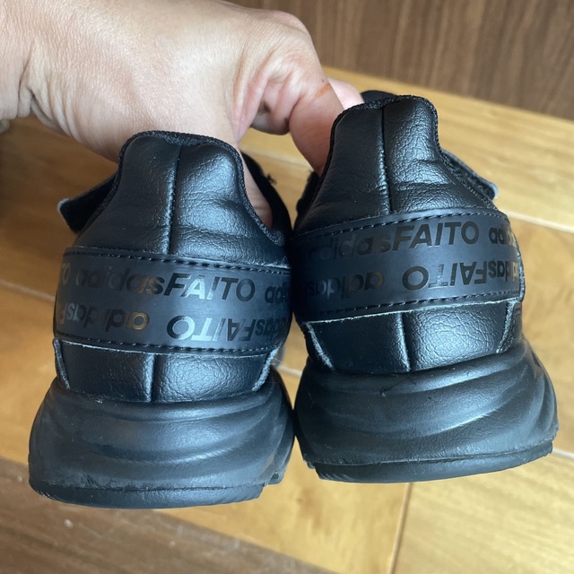 adidas(アディダス)のadidas ブラック　スニーカー　21.5 キッズ/ベビー/マタニティのキッズ靴/シューズ(15cm~)(スニーカー)の商品写真