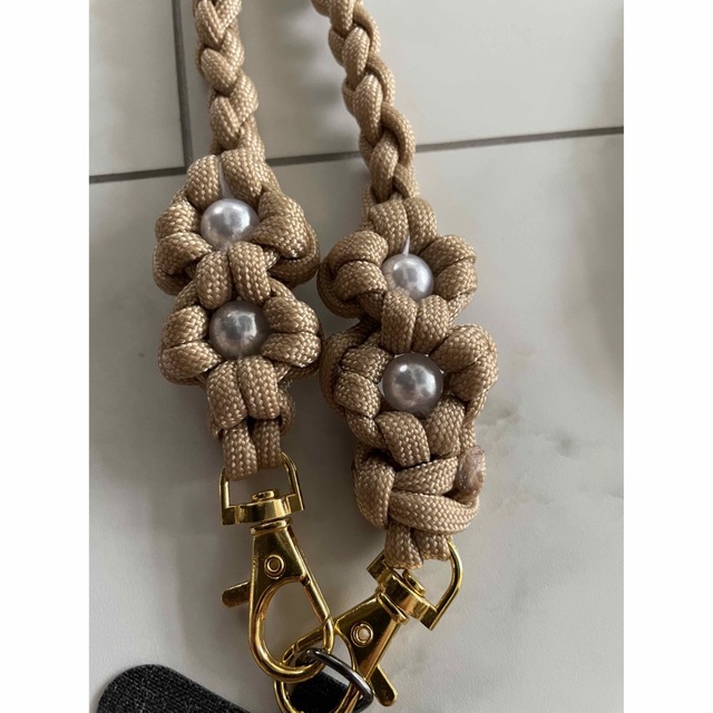 デイジー 華花スマホストラップショルダーネックホルダーハンドメイドパラコードの通販 by heart♡ shop|ラクマ パラコード ストラップ 花 ハンドメイド