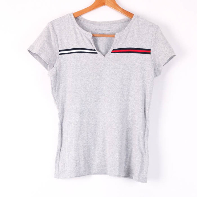 TOMMY HILFIGER(トミーヒルフィガー)のトミーヒルフィガー 半袖Tシャツ フラッグロゴ スリットネック トップス コットン100% レディース Mサイズ グレー TOMMY HILFIGER レディースのトップス(Tシャツ(半袖/袖なし))の商品写真