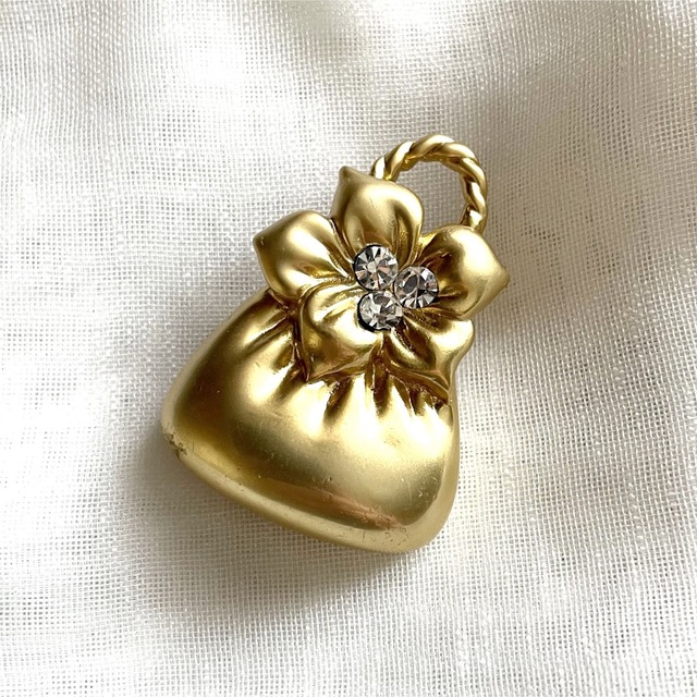 ヴィンテージブローチ かばん バッグ フラワー 花 金 ゴールド ラインストーン レディースのアクセサリー(ブローチ/コサージュ)の商品写真