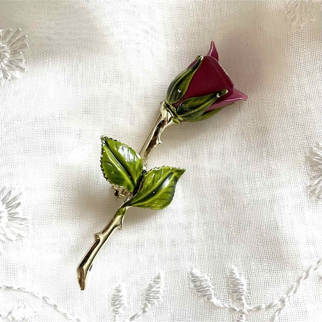 ヴィンテージブローチ 薔薇 バラ 彫刻 金 花 アンティーク ゴールド レトロ