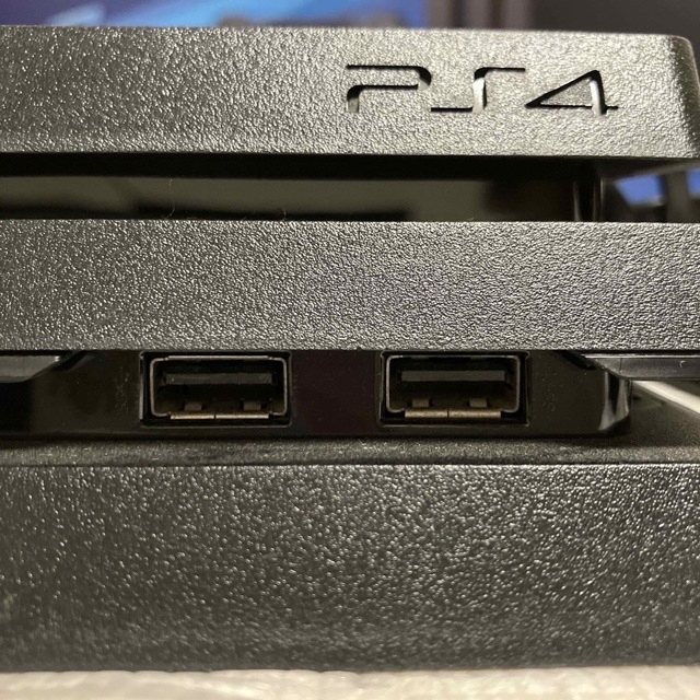 SONY(ソニー)のPlayStation4Proジェットブラック エンタメ/ホビーのゲームソフト/ゲーム機本体(家庭用ゲーム機本体)の商品写真