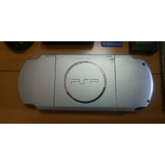 PlayStation Portable(プレイステーションポータブル)の（管144）PSP-3000（シルバー）すぐ遊べるセット エンタメ/ホビーのゲームソフト/ゲーム機本体(携帯用ゲーム機本体)の商品写真