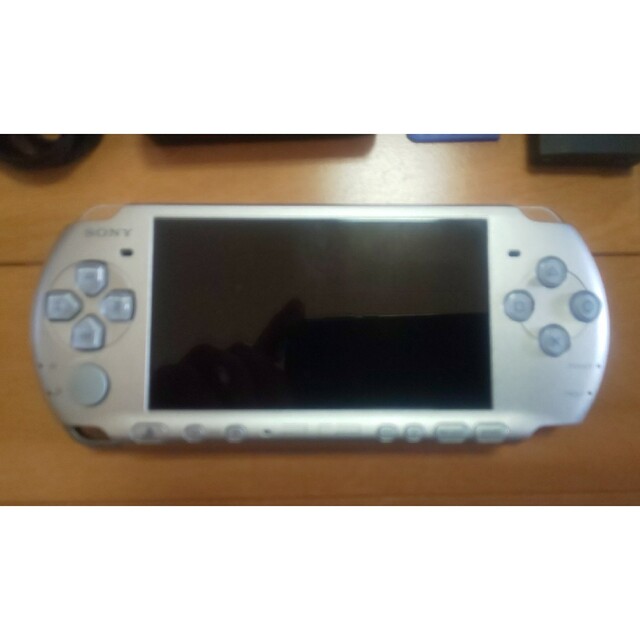 PlayStation Portable(プレイステーションポータブル)の（管144）PSP-3000（シルバー）すぐ遊べるセット エンタメ/ホビーのゲームソフト/ゲーム機本体(携帯用ゲーム機本体)の商品写真