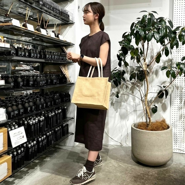 MUJI (無印良品)(ムジルシリョウヒン)の〓新品〓 無印良品ヘンプ洗いざらしフレンチスリーブワンピース／ブラウン／XL レディースのワンピース(ひざ丈ワンピース)の商品写真