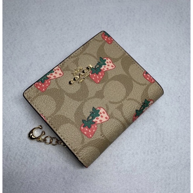 となります COACH コーチいちごベージュシグネチャー二つ折り財布の通販 by ラズベリー's shop|コーチならラクマ - 新品 未使用 ください