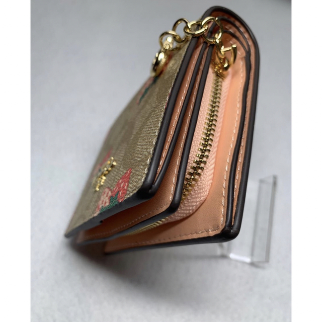 となります COACH コーチいちごベージュシグネチャー二つ折り財布の通販 by ラズベリー's shop|コーチならラクマ - 新品 未使用 ください