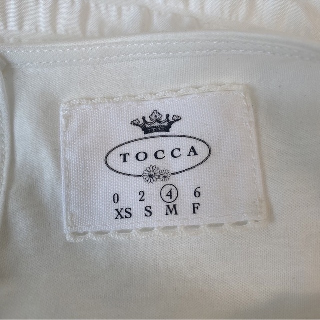 TOCCA(トッカ)のTOCCA トッカ　フリルトップス　袖なし　ホワイト　花柄レース レディースのトップス(カットソー(半袖/袖なし))の商品写真