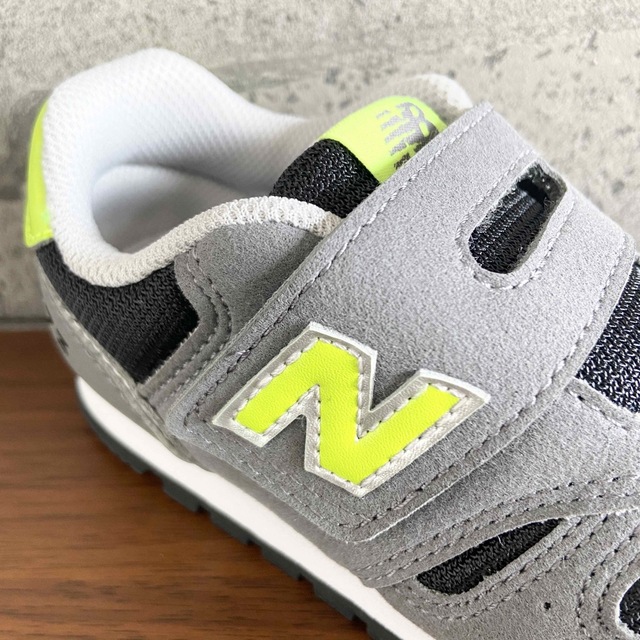 New Balance(ニューバランス)の【新品】14.5センチ グレー×ライム ニューバランス スニーカー キッズ キッズ/ベビー/マタニティのベビー靴/シューズ(~14cm)(スニーカー)の商品写真