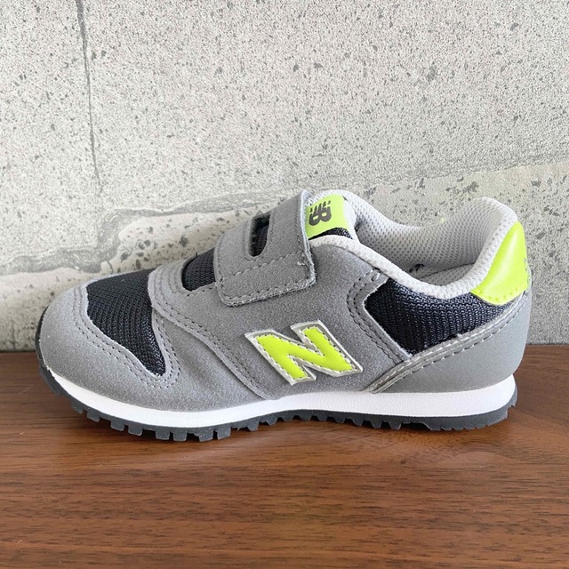 New Balance(ニューバランス)の【新品】14.5センチ グレー×ライム ニューバランス スニーカー キッズ キッズ/ベビー/マタニティのベビー靴/シューズ(~14cm)(スニーカー)の商品写真