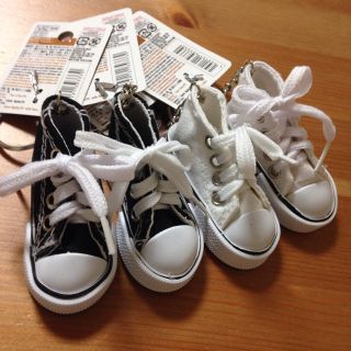 コンバース(CONVERSE)のコンバース風 キーホルダー♡ホワイト&ブラック(キーホルダー)