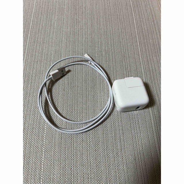 Apple(アップル)のapple 純正充電器 スマホ/家電/カメラのスマートフォン/携帯電話(バッテリー/充電器)の商品写真