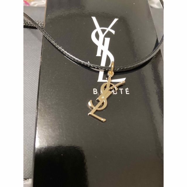 Yves Saint Laurent(イヴサンローラン)のイヴサンローラン正規品　人気チャームネックレス新品　箱と革紐付き レディースのアクセサリー(ネックレス)の商品写真