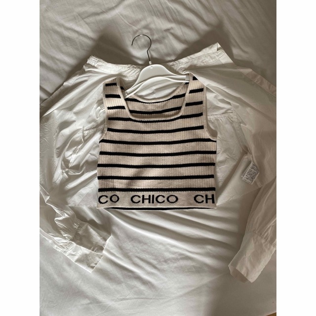 who's who Chico(フーズフーチコ)のchico 短丈シャツ 裾ロゴクロップドタンクトップ セット レディースのトップス(シャツ/ブラウス(長袖/七分))の商品写真