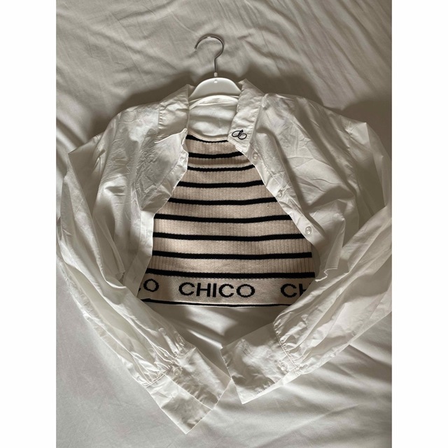 who's who Chico(フーズフーチコ)のchico 短丈シャツ 裾ロゴクロップドタンクトップ セット レディースのトップス(シャツ/ブラウス(長袖/七分))の商品写真