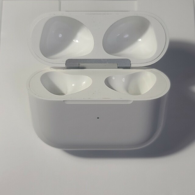 【美品】Apple正規品　AirPods 第3世代　充電ケース　充電器　第三世代 スマホ/家電/カメラのオーディオ機器(ヘッドフォン/イヤフォン)の商品写真